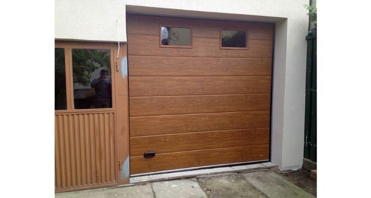 Szekcionált garázskapu ablakkal