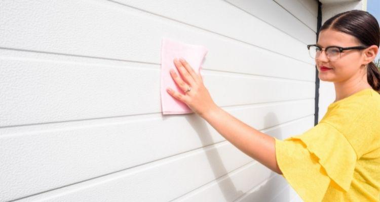 Szekconált garázskapu takarítása