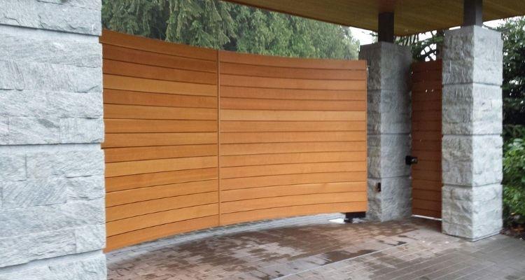 Fából készült teli szárnyas kapu