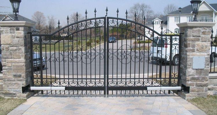 Kovácsoltvas szárnyas kapu