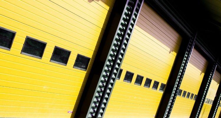 Ipari szekcionált garázskapu ablakkal