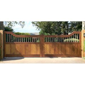 Fából készült szárnyas kapu