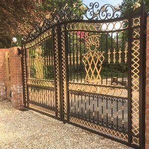 Kovácsolt vasból készült szárnyas kapu