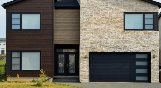 A megfelelő garázskapu kiválasztása otthonához: Tippek és tanácsok